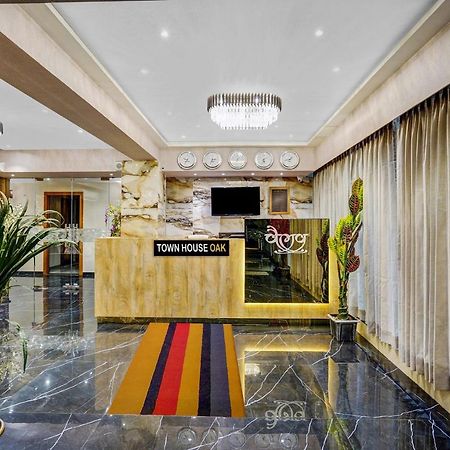 Townhouse Oak Hotel Vaibhav スーラト エクステリア 写真