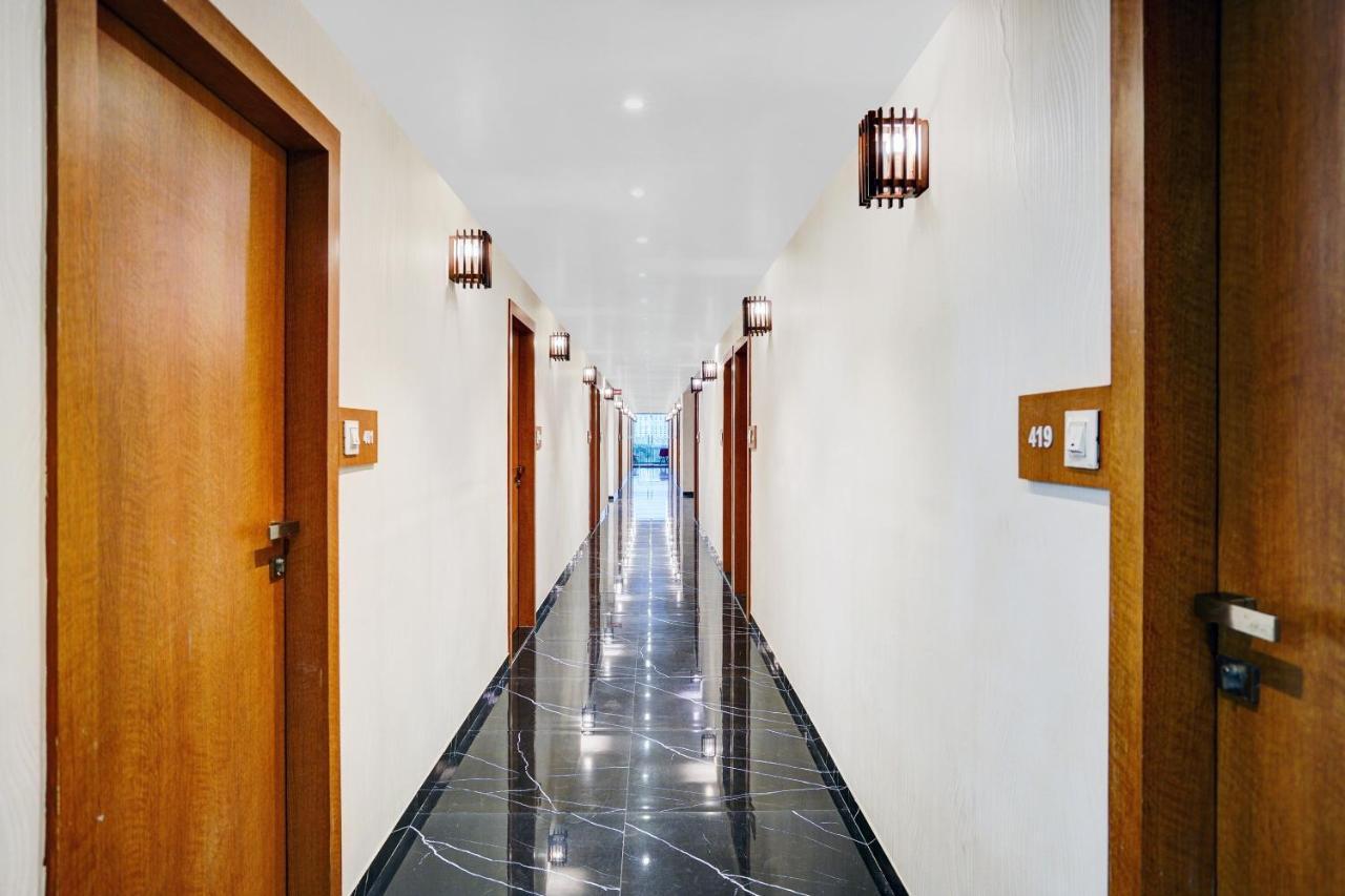 Townhouse Oak Hotel Vaibhav スーラト エクステリア 写真