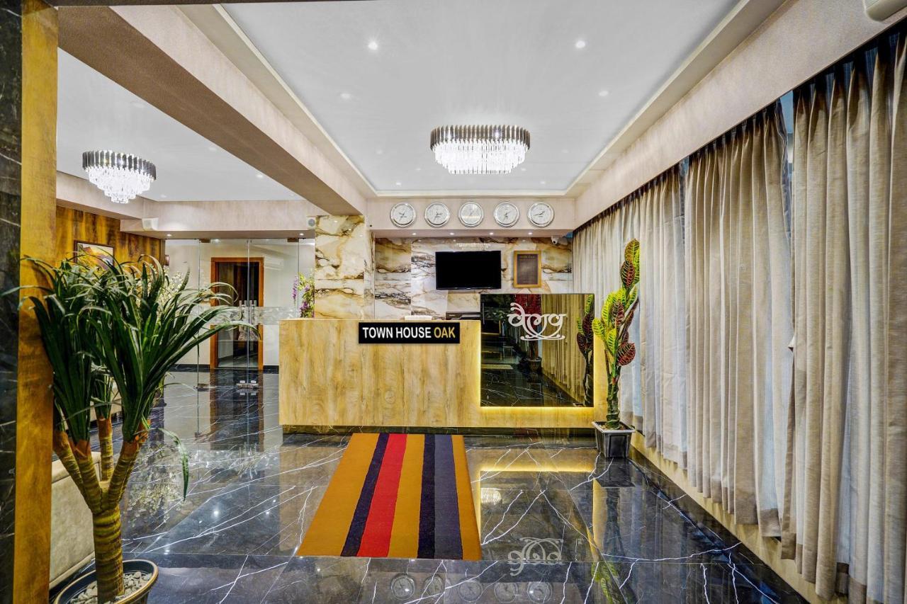 Townhouse Oak Hotel Vaibhav スーラト エクステリア 写真