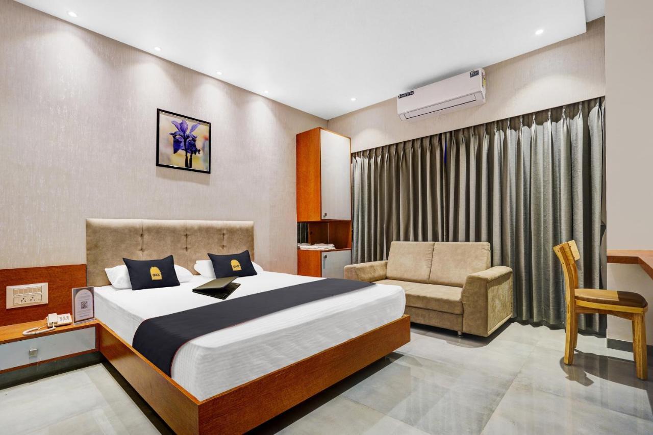 Townhouse Oak Hotel Vaibhav スーラト エクステリア 写真