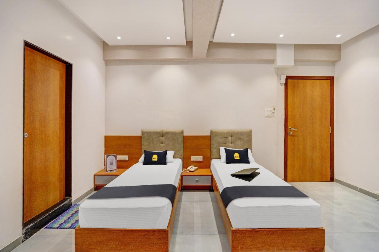 Townhouse Oak Hotel Vaibhav スーラト エクステリア 写真