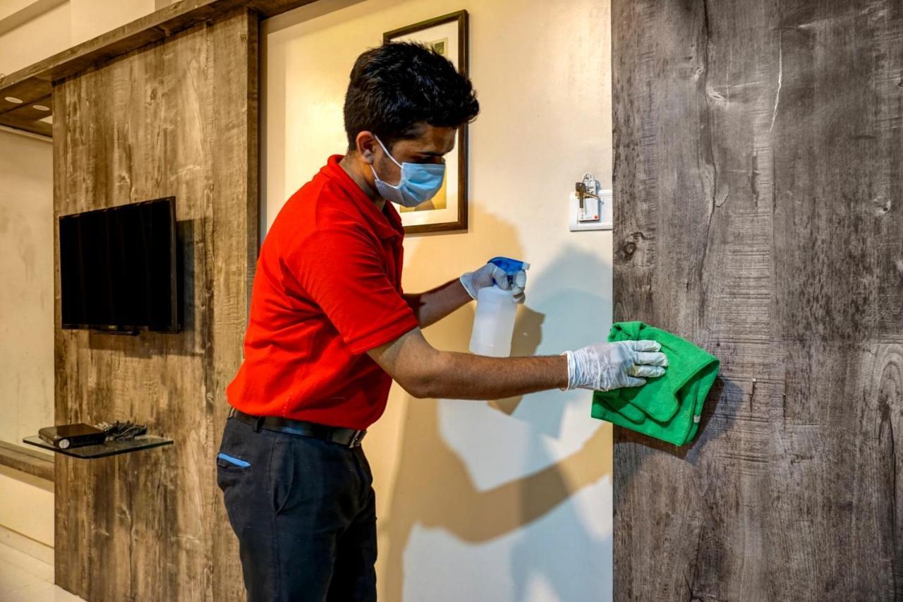 Townhouse Oak Hotel Vaibhav スーラト エクステリア 写真
