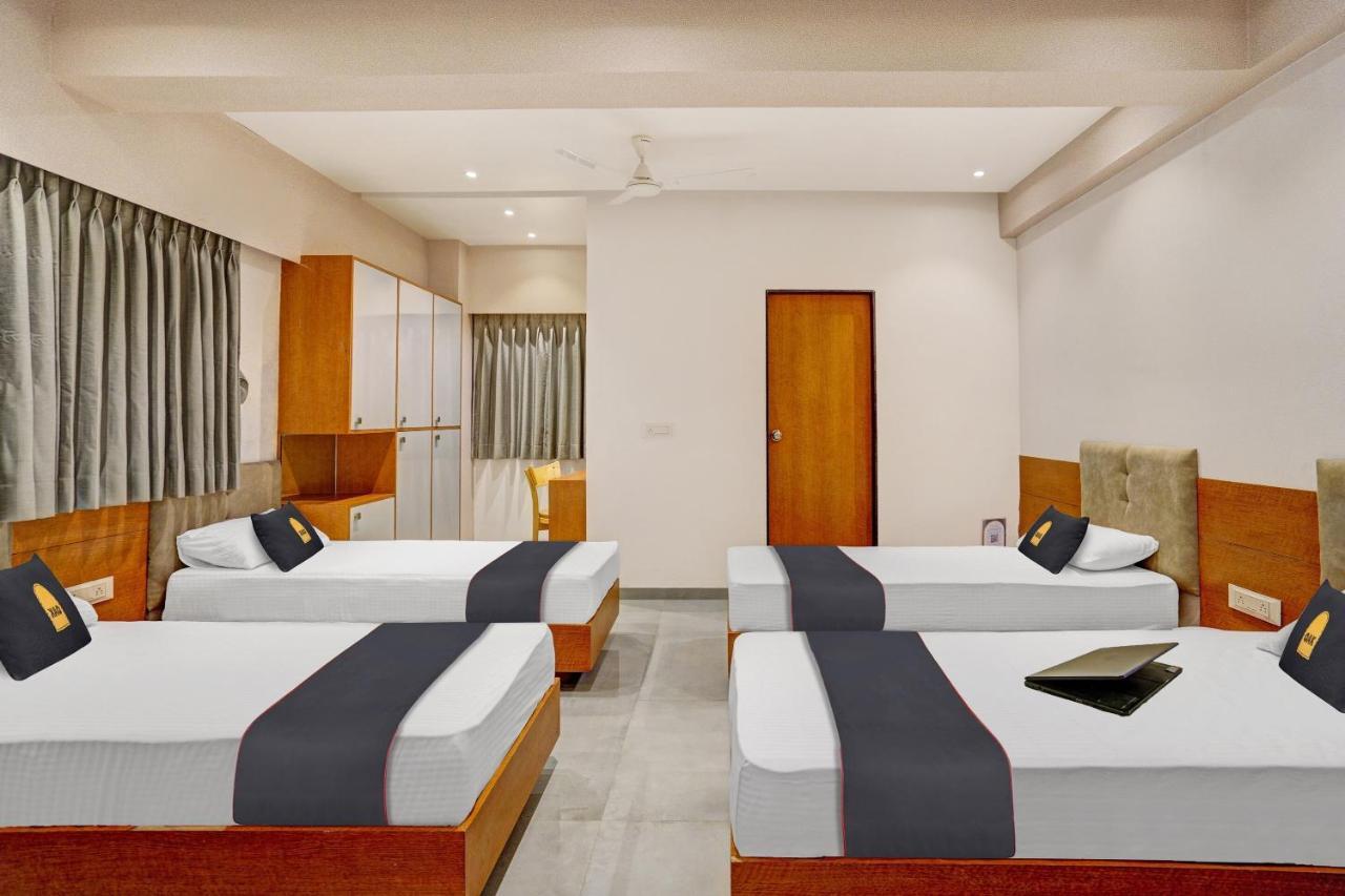 Townhouse Oak Hotel Vaibhav スーラト エクステリア 写真