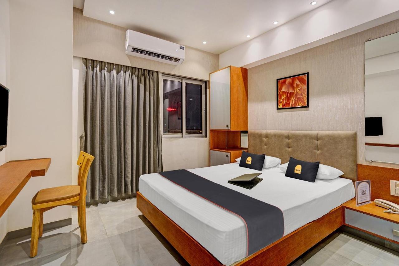 Townhouse Oak Hotel Vaibhav スーラト エクステリア 写真