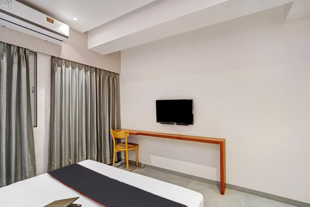 Townhouse Oak Hotel Vaibhav スーラト エクステリア 写真