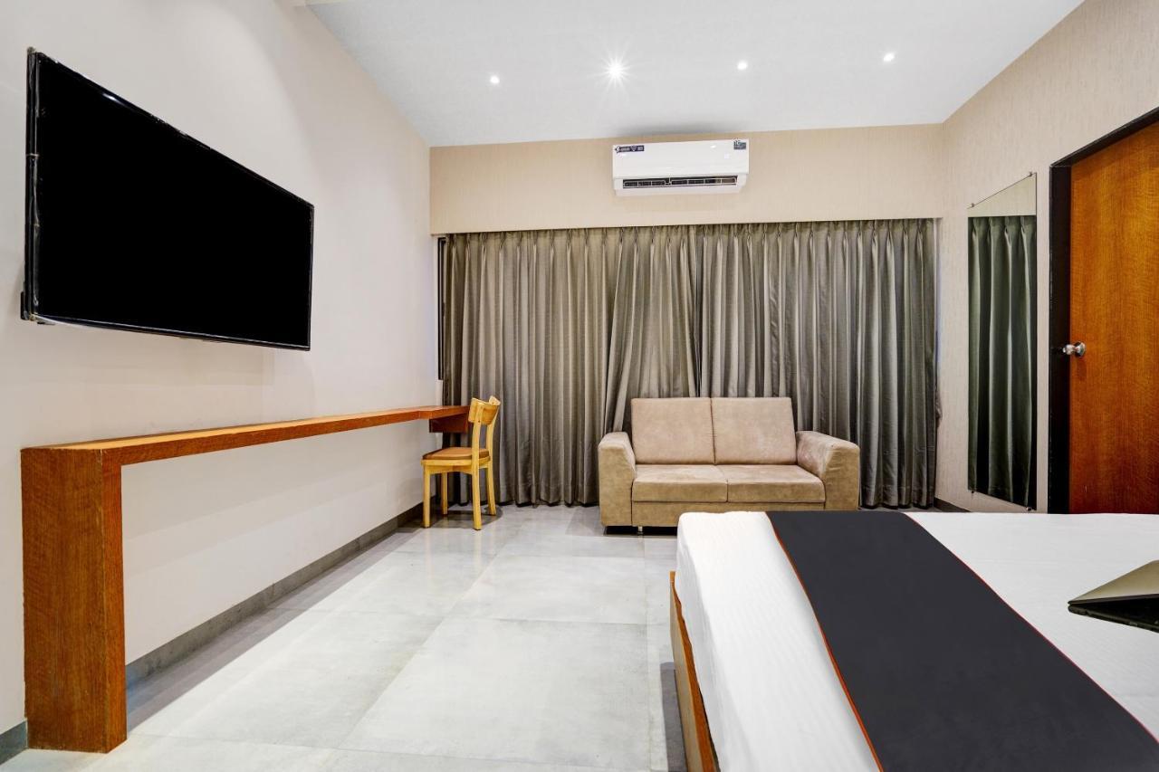 Townhouse Oak Hotel Vaibhav スーラト エクステリア 写真