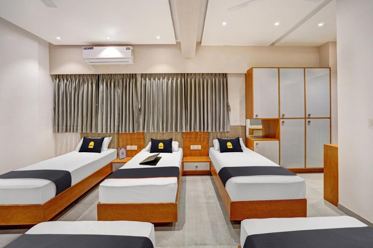 Townhouse Oak Hotel Vaibhav スーラト エクステリア 写真